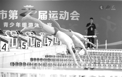 泳池外, img